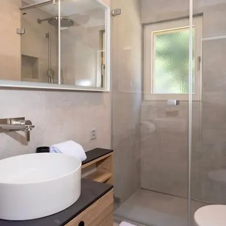 Apartment 2 Bedroom Apartment, Central Location *